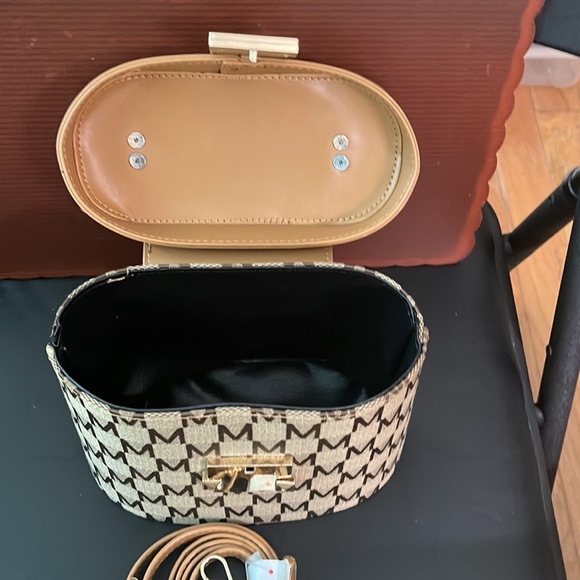 M mini bag w/ crossbody strap TAN - Picture 7 of 11